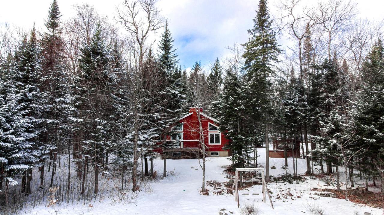 Les Chalets Tourisma - Chalet Dans Les Bois Avec Lac Prive - Le Colibri Saint-Raymond Exterior foto